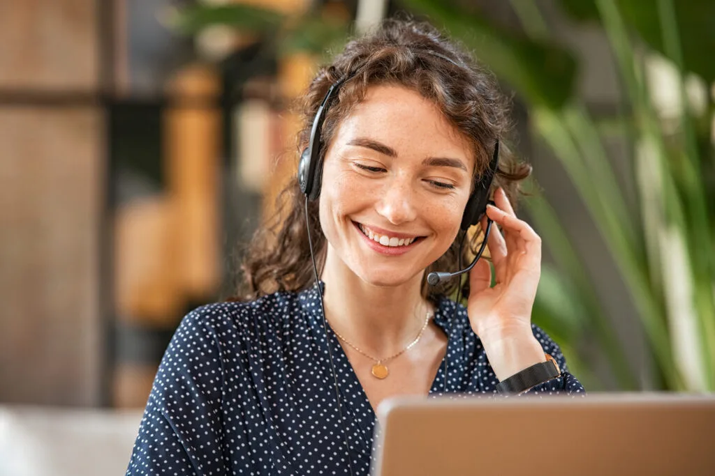 Collaboratrice au casque : téléphonie professionnelle Telavox